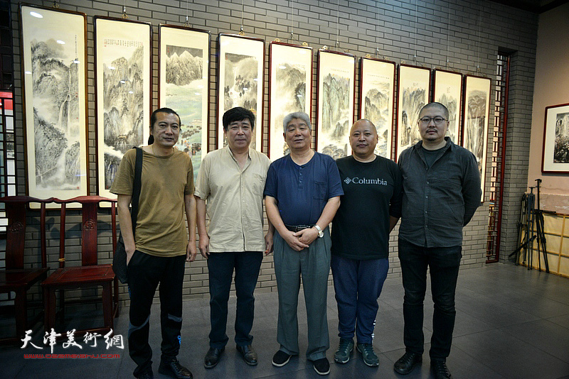 高杰与崔华炎、宋浩男、张泽恩、郑毅在画展现场。