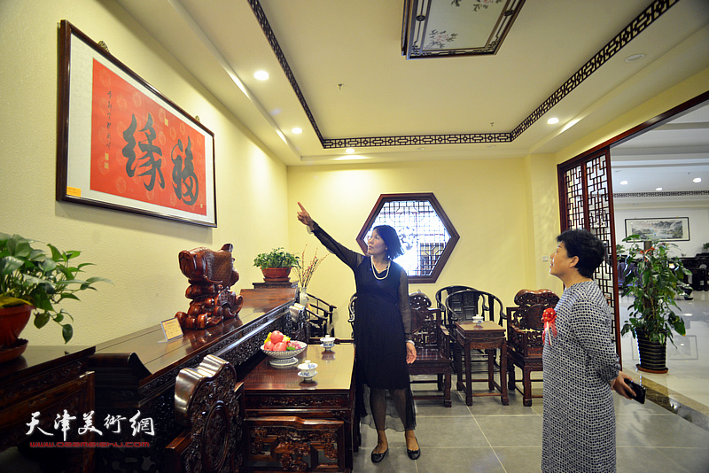 薛恩艳向刘颜明介绍“隆祺轩”收藏的爱新觉罗家族作品。