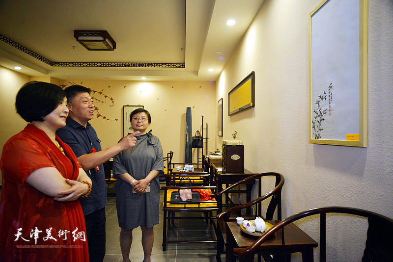 缴良林向嘉宾介绍“荷香书屋”展示的爱新觉罗家族作品。