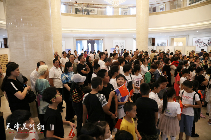 “祖国万岁—环渤海百家书画展”在天津中新生态城东方艺术馆举行，图为展览开幕仪式观众席。