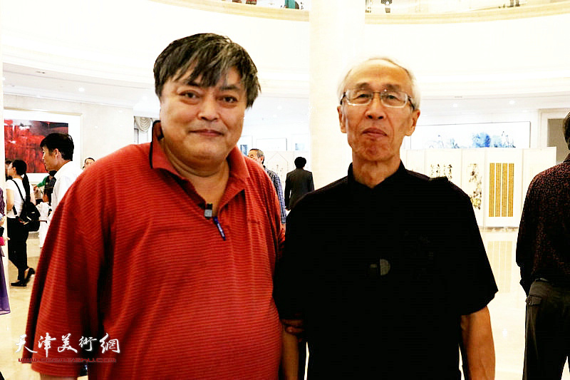李英杰与原塘沽书协主席陈嘉祥在展览现场。