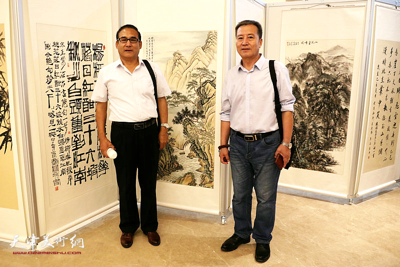 参展作者李桂才与来宾在自己参展的作品前。