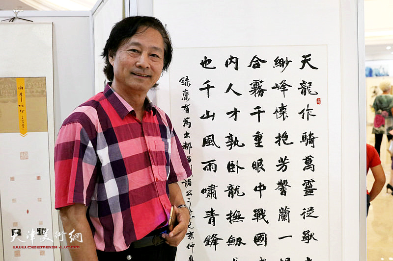 书法家韩天宏在自己的参展作品前。