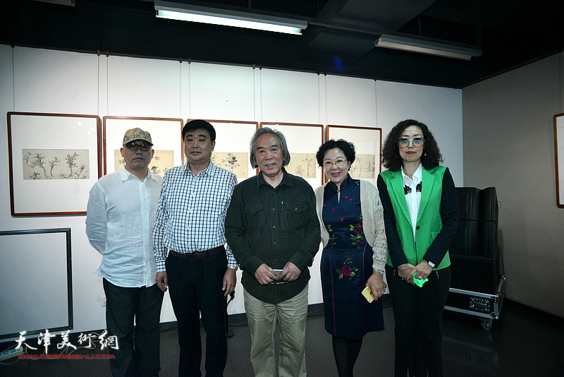 霍春阳、恒鑫、张超与嘉宾在画展现场。