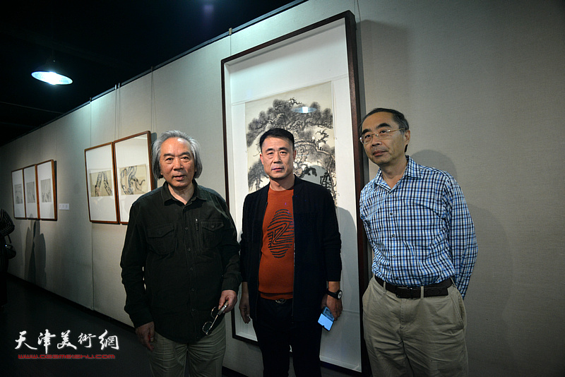 霍春阳、喻建十与嘉宾在画展现场。