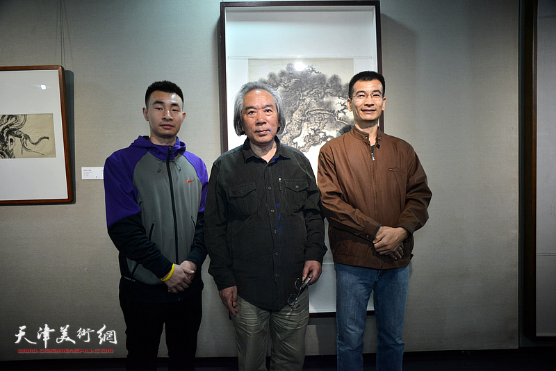 霍春阳、姜金军、蒲燕斌在画展现场。