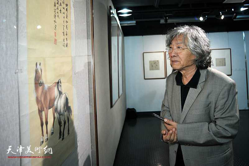 刘向东在画展现场观赏展出的作品