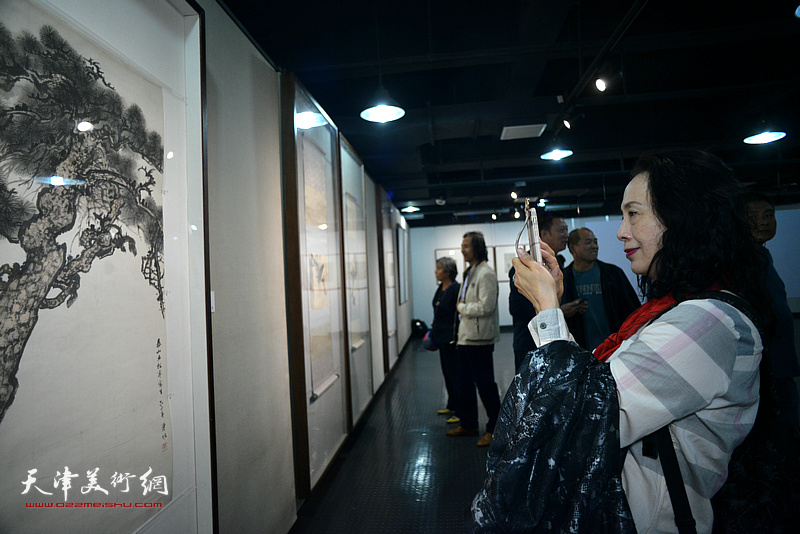 “松风遗韵”天津美术学院藏溥松窗山水画课徒稿展现场。