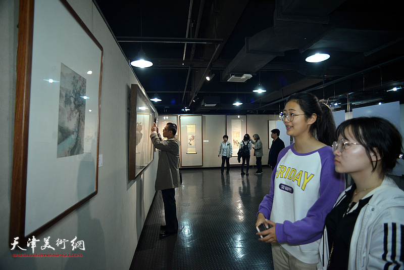 “松风遗韵”天津美术学院藏溥松窗山水画课徒稿展现场。