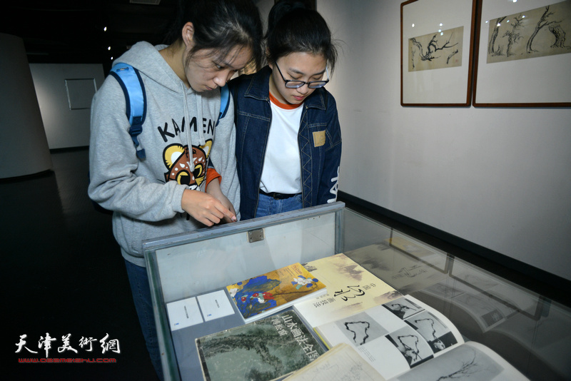 “松风遗韵”天津美术学院藏溥松窗山水画课徒稿展现场。