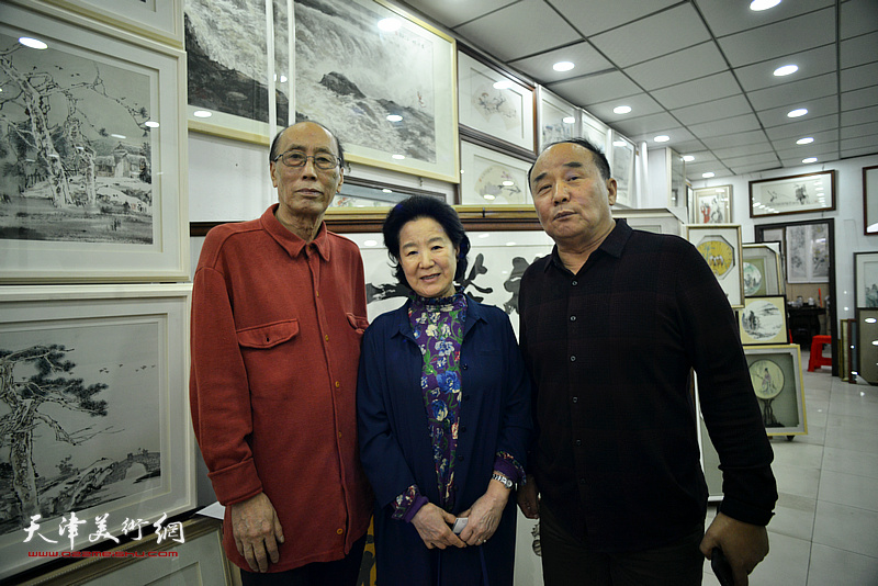 曹秀荣、张学强、李建华在画展现场。