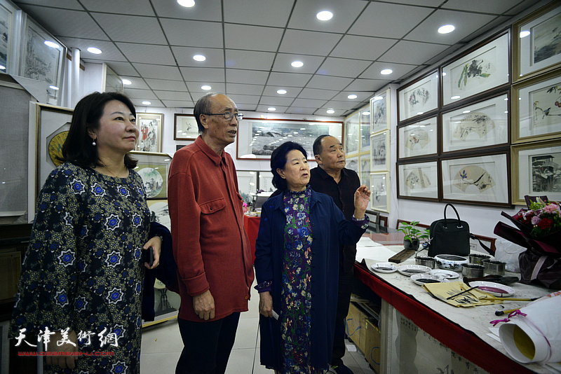 曹秀荣、张学强、李建华、朱彤观赏展出的作品。