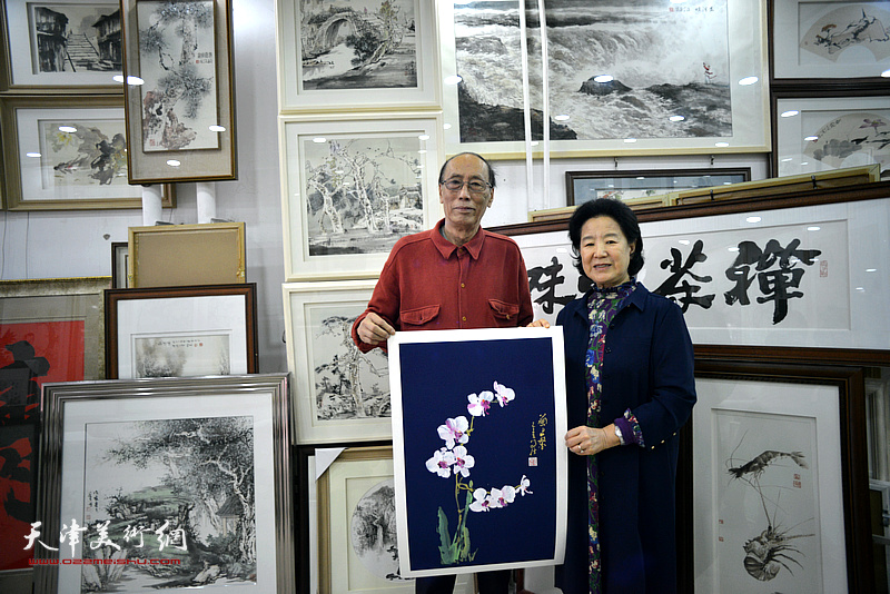 曹秀荣、张学强在画展现场。