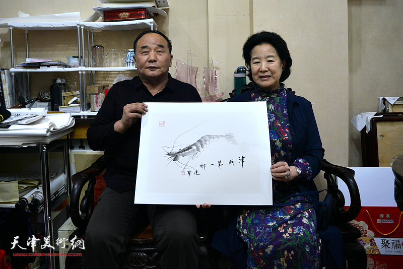 曹秀荣、李建华在画展现场。