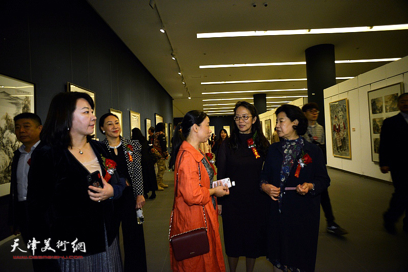 曹秀荣、卢永琇、庄雪阳在画展现场交流。