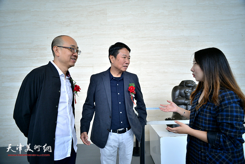 刘文生、马驰、陈子君在画展现场交流。