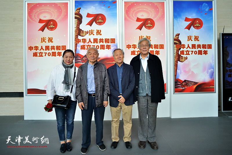 陈冬至、纪振民、姬俊尧、张秋艳在画展现场。