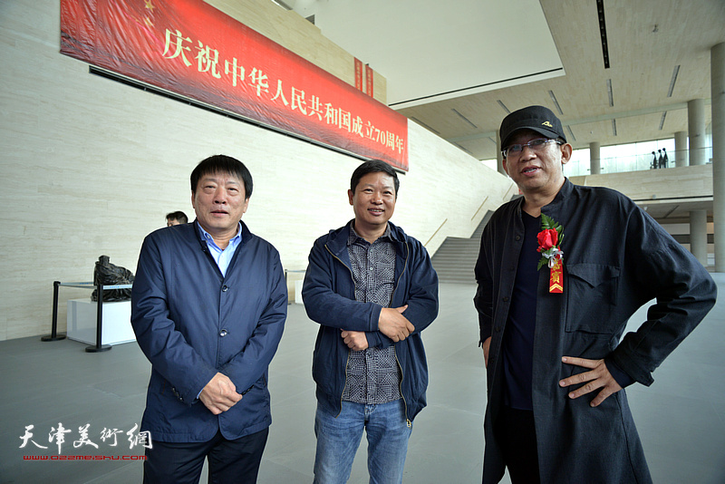 李毅峰、魏瑞江、高原春在画展现场。