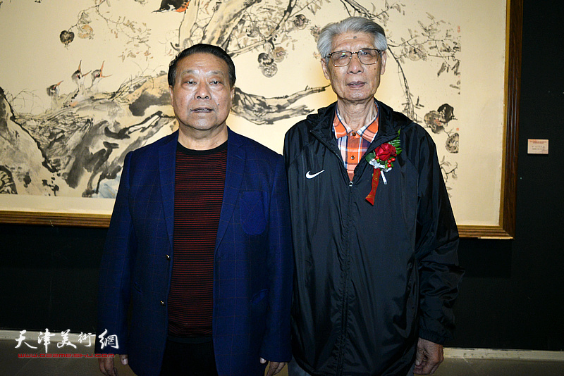 杨德树、胡玉林在画展现场。