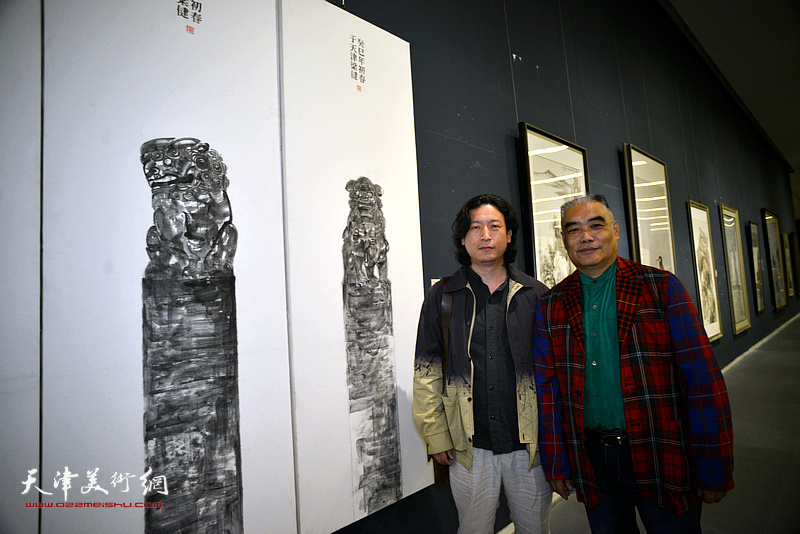 林德谦、陈志峰在画展现场。