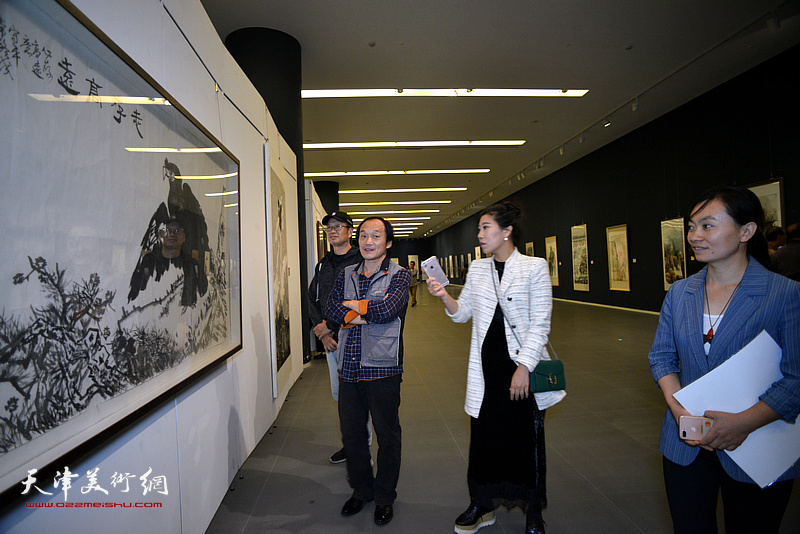南大建校百年—天津市书画艺术研究会中国画提名展现场。