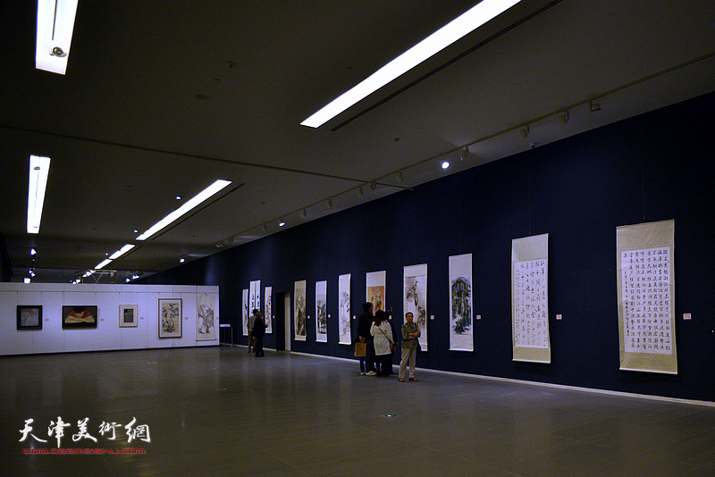 南大建校百年—天津市书画艺术研究会中国画提名展现场。