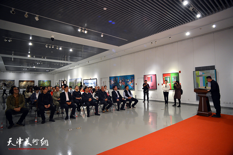 “形异道同”中国写意油画学派作品邀请展在滨海美术馆开幕。