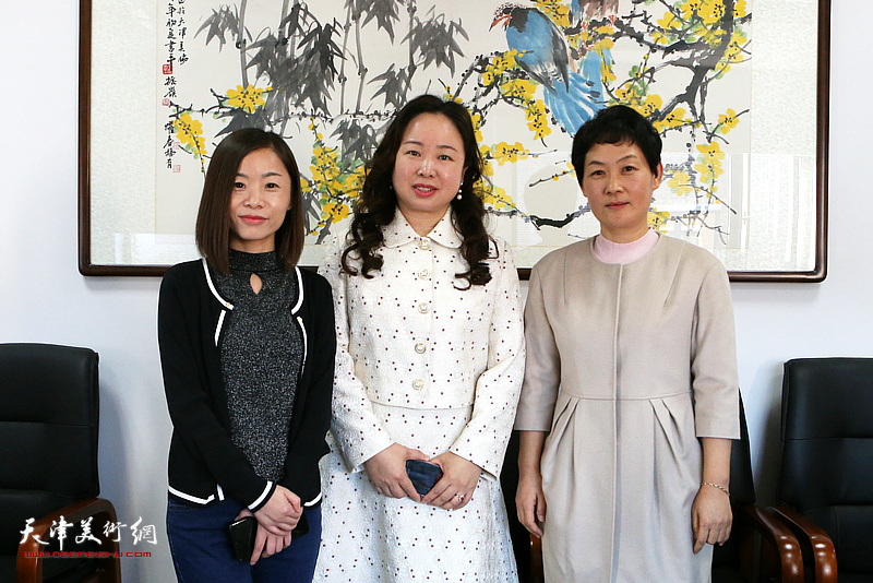 天津春秋文化传媒集团总经理、蒋子龙文学馆馆长孙娟与获奖作者在颁奖仪式上。