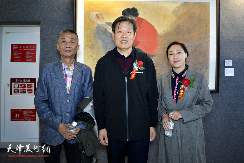 杨桂华、邓国源、文云在画展现场。