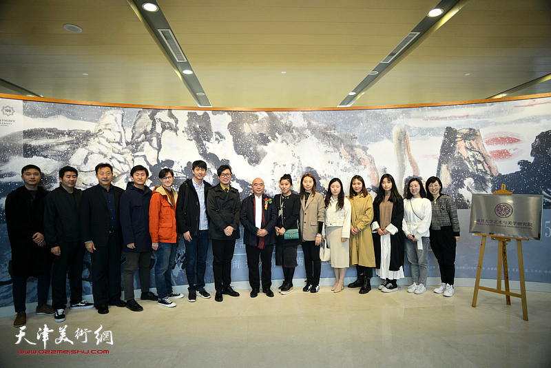 尹沧海与硕博研究生在画展现场。