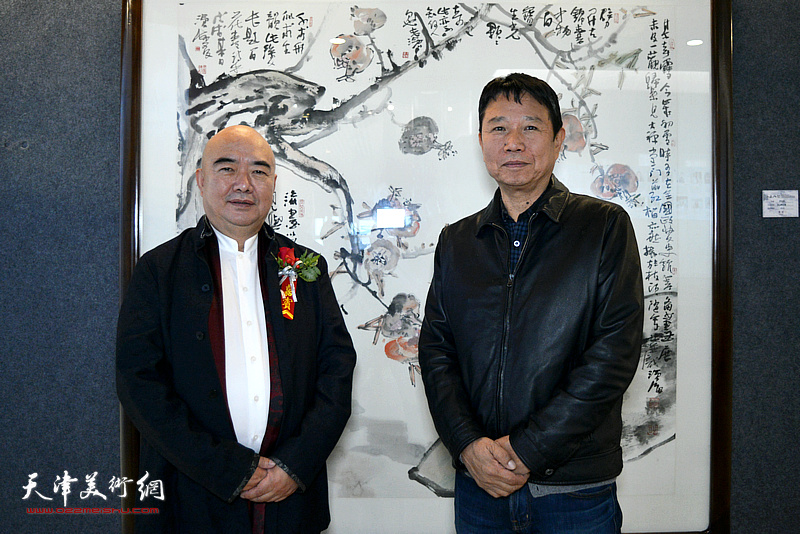 尹沧海、刘文生在画展现场。