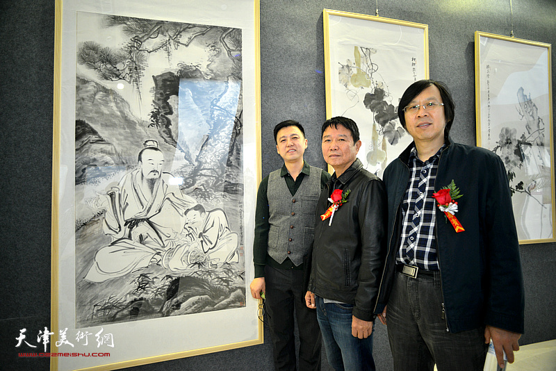 左起：韩金山、刘文生、路洪明在画展现场。