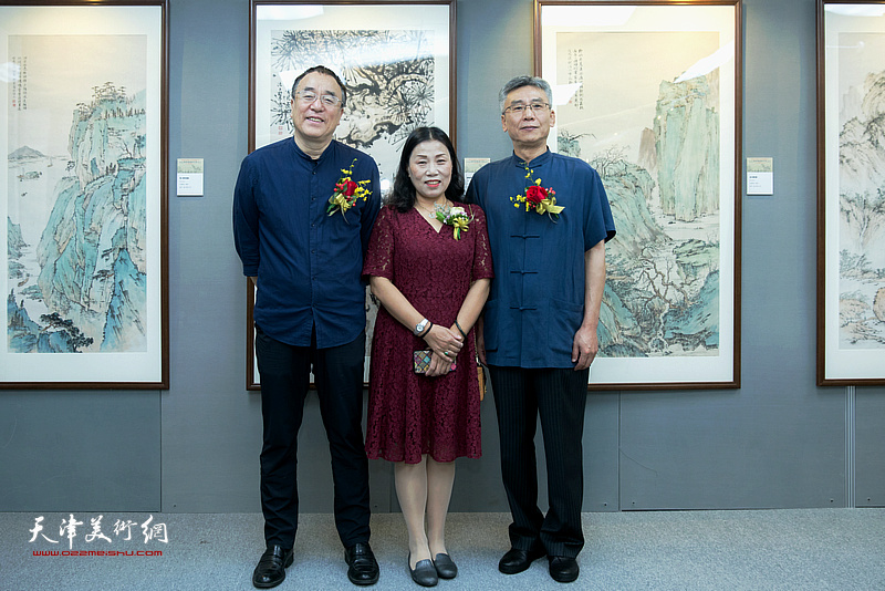 杨维与李治邦、刘静华在作品展现场。