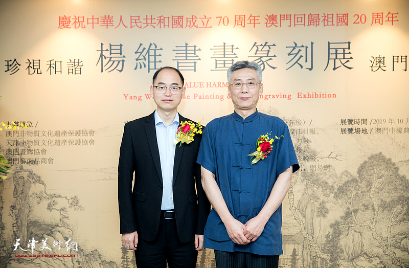 杨维与嘉宾在作品展现场。