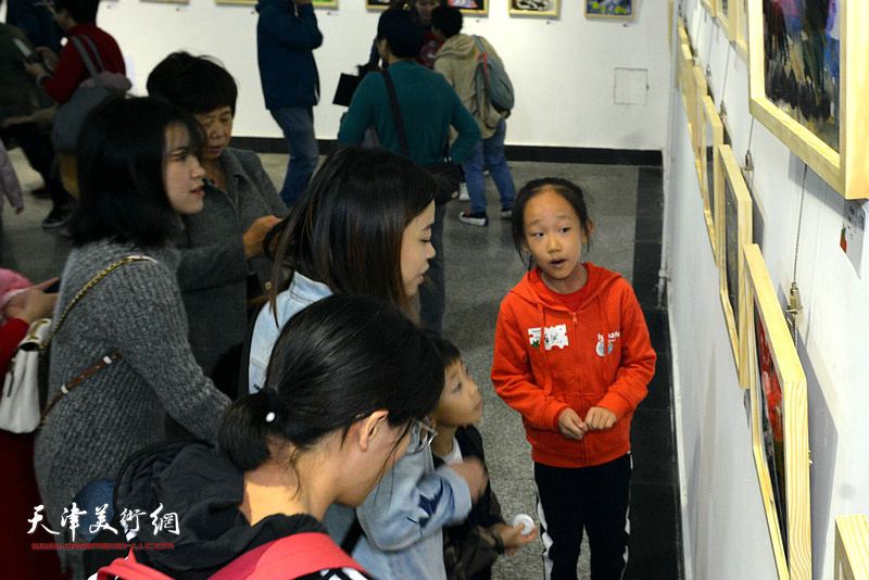 义务小讲解员在“消失的动物”大型环保主题艺术创作展现场做讲解。