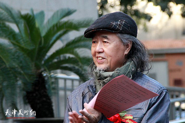 天津市艺术学会副会长、著名书画家华克齐主持开幕仪式。