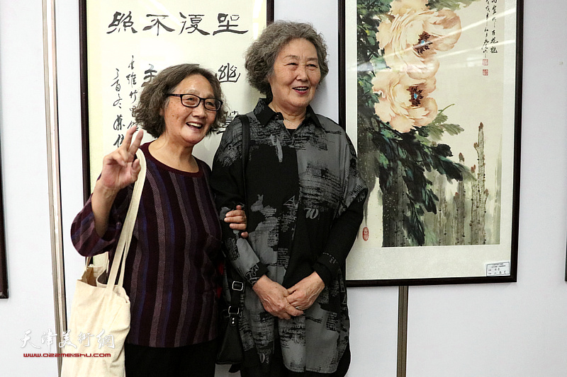 刘秀芝与来宾在展览现场。