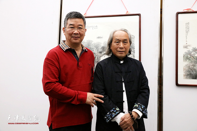 李延春与胥力浦在展览现场。