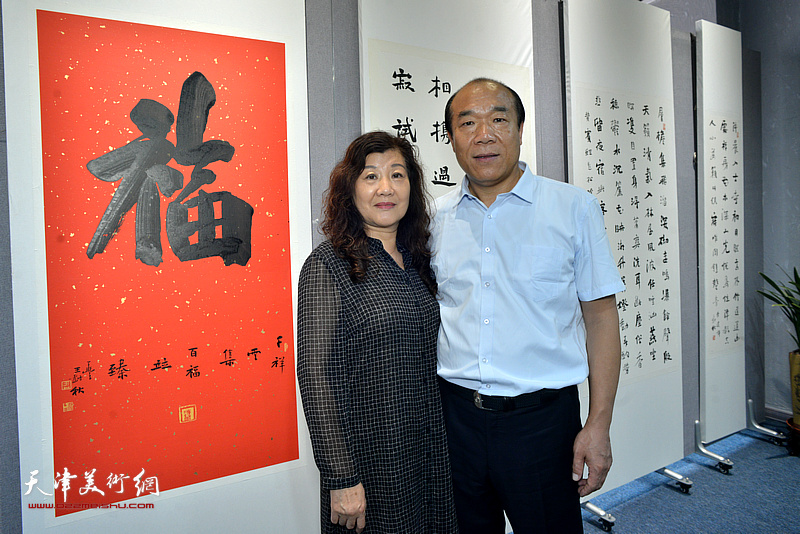 王树秋与夫人刘宝顺在展览现场。