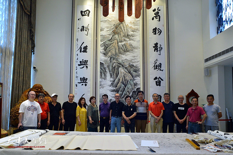 天津艺术家一行访问廖静美术馆。