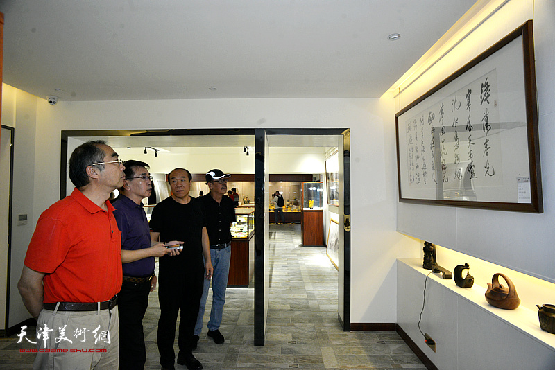 天津艺术家一行访问廖静美术馆。