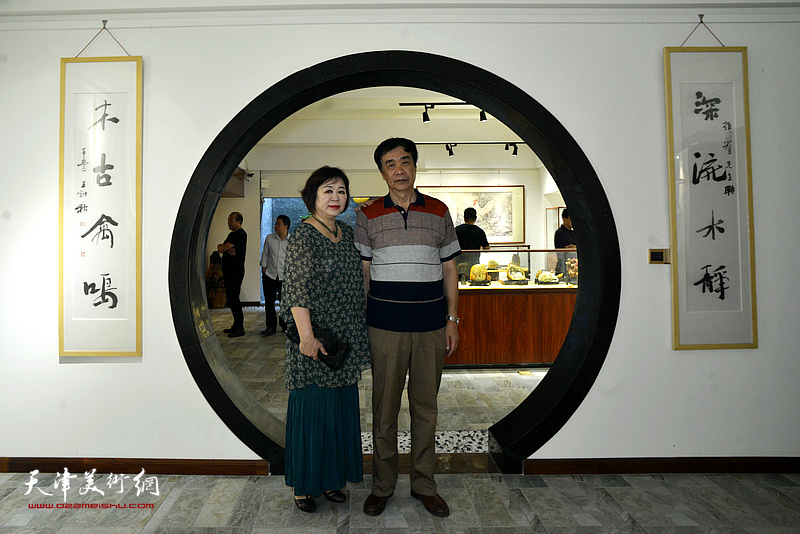姜维群、刘春芬在廖静美术馆。