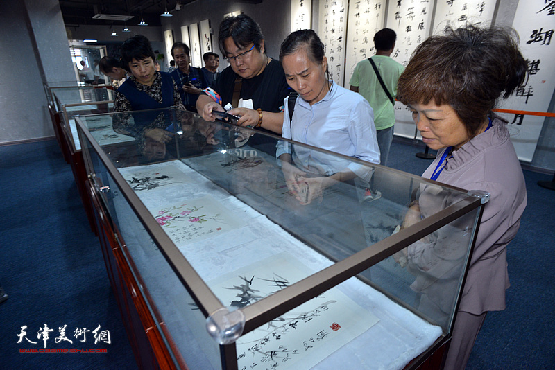 “不忘初心·师魏传薪——孙伯翔、王树秋师生书法艺术作品展”现场。