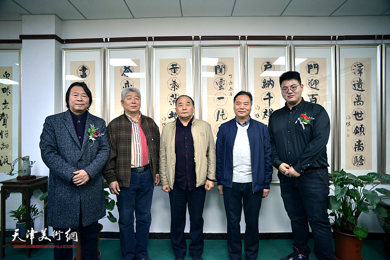 左起：杨跃泉、高杰、邢立宏、魏宇轩、梁学忠在师生书画作品展现场。