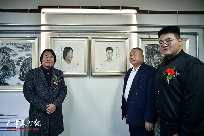 杨跃泉、武子明、魏宇轩在师生书画作品展现场。