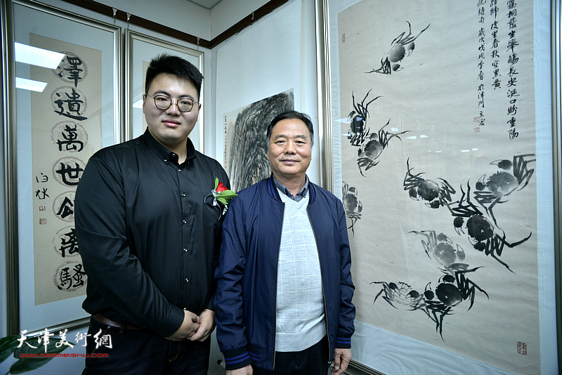 邢立宏、魏宇轩在师生书画作品展现场。