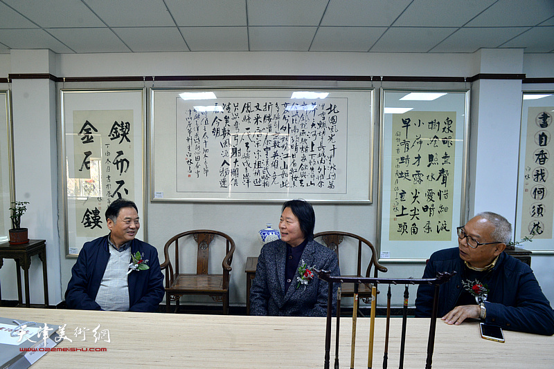 邢立宏、杨跃泉、刘金强在师生书画作品展上交流。