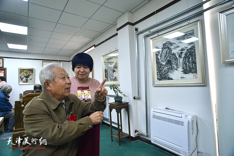 刘玉清观赏师生书画作品展作品。
