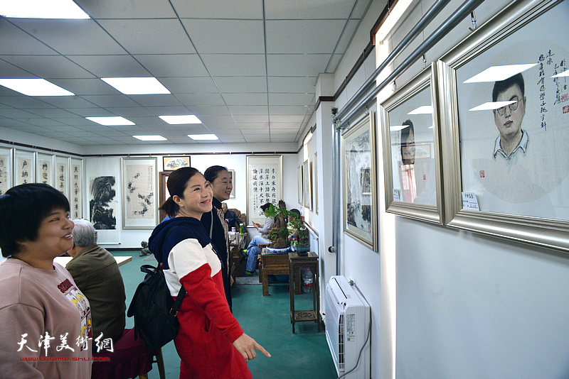 嘉宾观赏师生书画作品展作品。