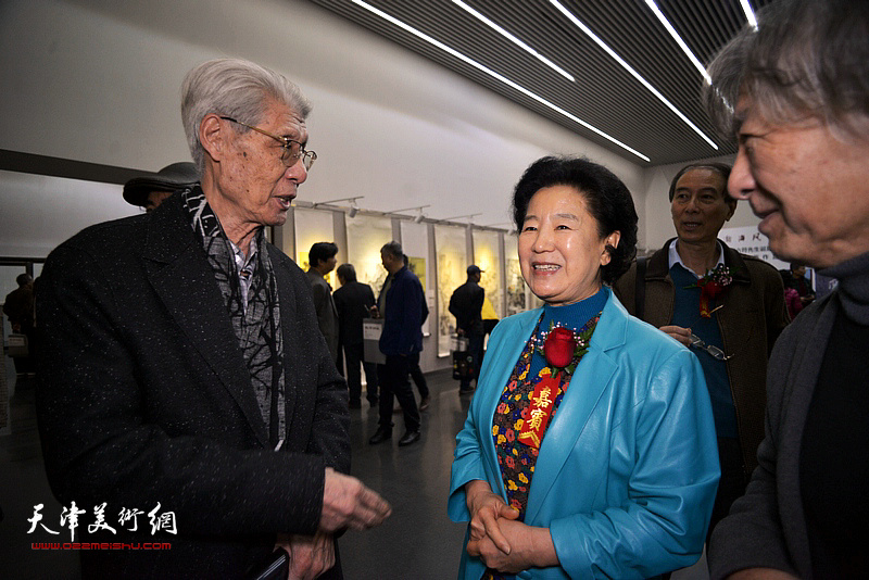 曹秀荣、杨德树在画展现场交谈。